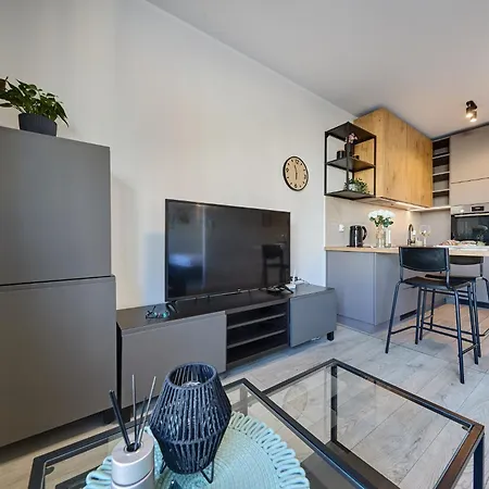 - Center - Cozy One Bedroom - O10 *