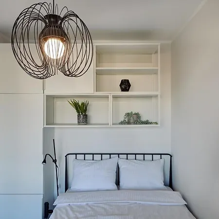 - Center - Cozy One Bedroom - O10