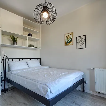 - Center - Cozy One Bedroom - O10 *