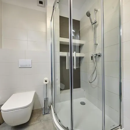 - Center - Cozy One Bedroom - O10 *