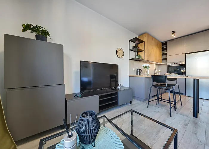 - Center - Cozy One Bedroom - O10 *