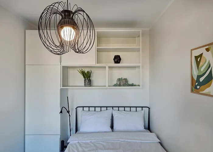 - Center - Cozy One Bedroom - O10