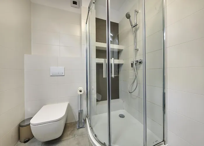 - Center - Cozy One Bedroom - O10 *