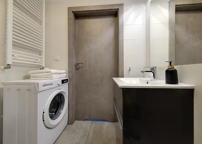 דירה - Center - Cozy One Bedroom - O10 *